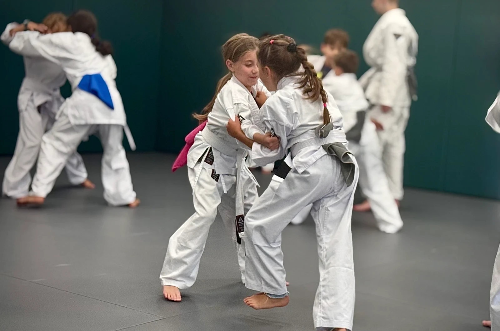 Enfant qui développe sa confiance en soi grâce au jiu-jitsu